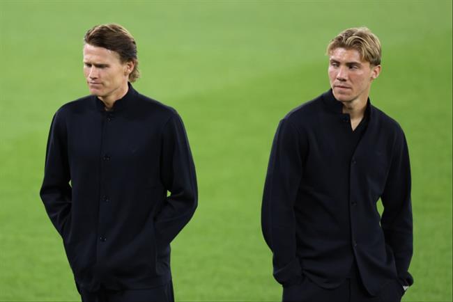 Diện mạo mới của Hojlund và McTominay gây sốt trong ngày trở lại Anh